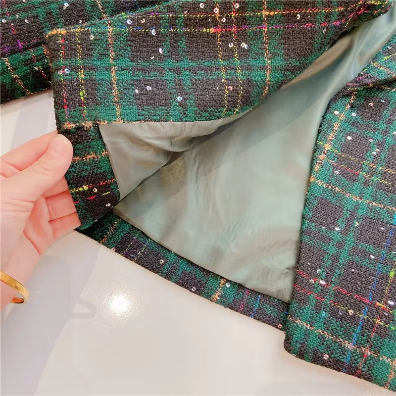 Conjunto Celine Realeza Urbana 👑🏙️ – Jaqueta Mini-Alfaiataria 🧥✂️ com Botões Joia 💎✨ e Saia Xadrez de Elegância Atemporal ♟️🕰️
