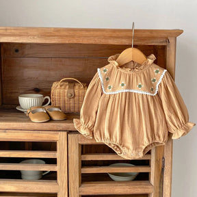 Body Romper Gola de Anjo 😇 com Bordados Florais Delicados 🌼 e Punhos Elásticos Confortáveis 💕 O Lookinho Vintage Que Traz Pura Doçura e Elegância Atemporal 👑 💫