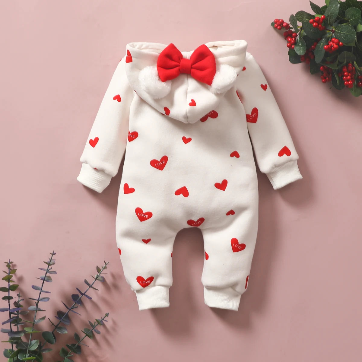 Macacão Peluciado Premium Dengo de Ursinha 🐻 Com Apliques Delicados de Corações 💖 Aveludado Confort ☁️ com Detalhes 3D de Orelhinhas 🐾