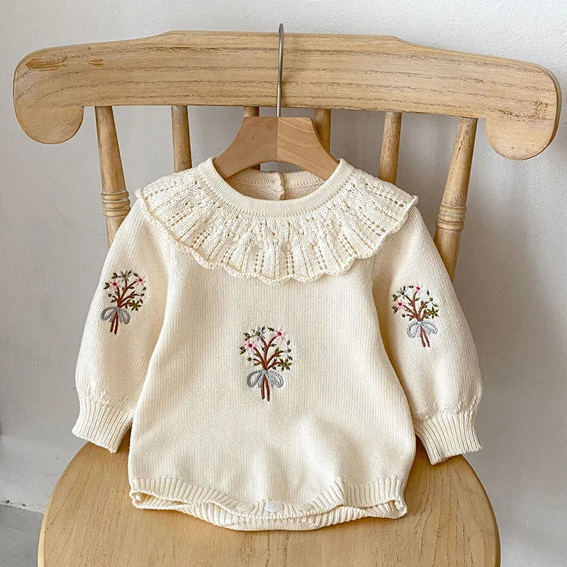 Romper Tricô Charme de Realeza 👑 com Gola Rendada Delicada ✨ e Bordado Floral 🌼