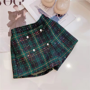 Conjunto Celine Realeza Urbana 👑🏙️ – Jaqueta Mini-Alfaiataria 🧥✂️ com Botões Joia 💎✨ e Saia Xadrez de Elegância Atemporal ♟️🕰️