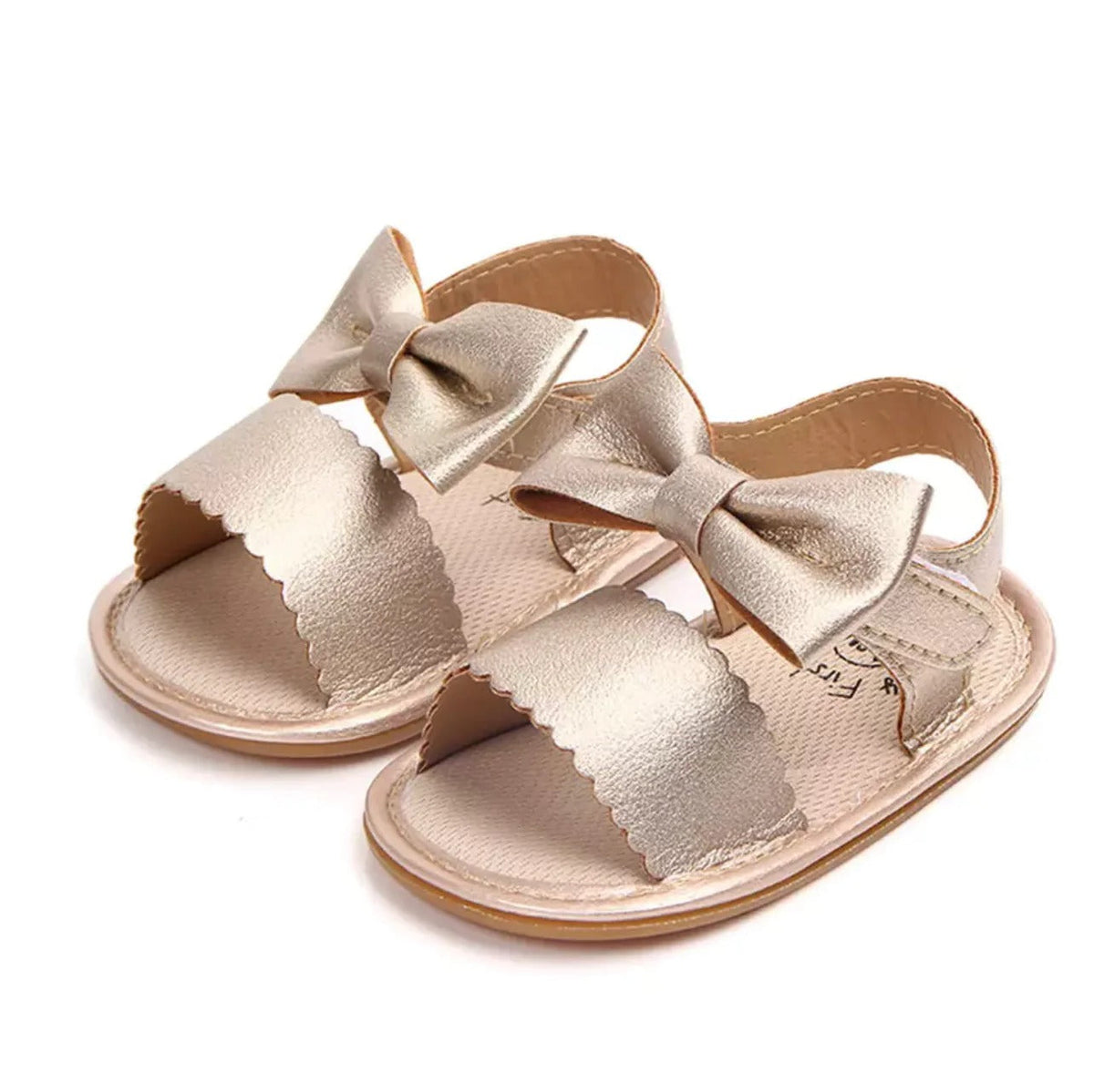Sapatinho Boneca com Detalhe Vazado de Coração 🎀 Um Charme Clássico e Fofo para Deixar o Lookinho da Sua Baby Diva Mais Perfeito! ✨👑
