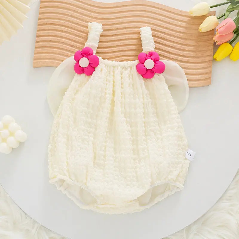 Lookinho Romper Fashion ☁️🌺 com  Textura Pipoca Aconchegante 🥰 Detalhes Florais Encantados 🌼 e um Laço Fadinha Fofa 🎀 💫