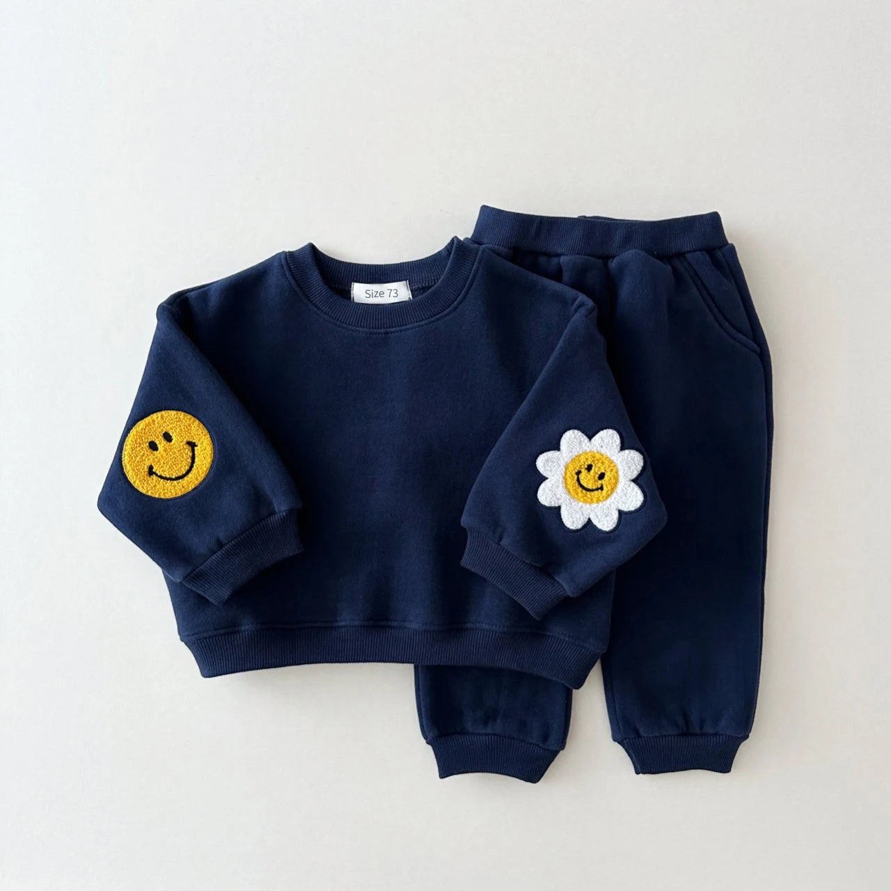 💖 Conjunto Estilo Comfy Moletom Sarinha 🌸 Tendência que Une Conforto e Charme para Todas as Mini-Fashionistas! ✨