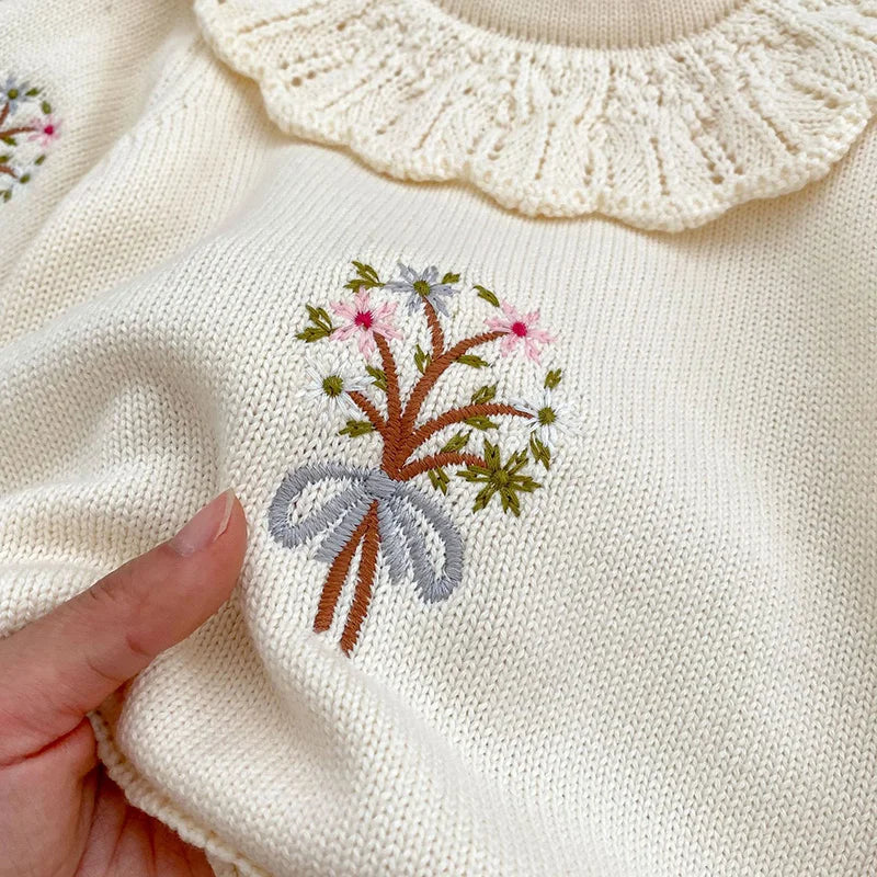 Romper Tricô Charme de Realeza 👑 com Gola Rendada Delicada ✨ e Bordado Floral 🌼
