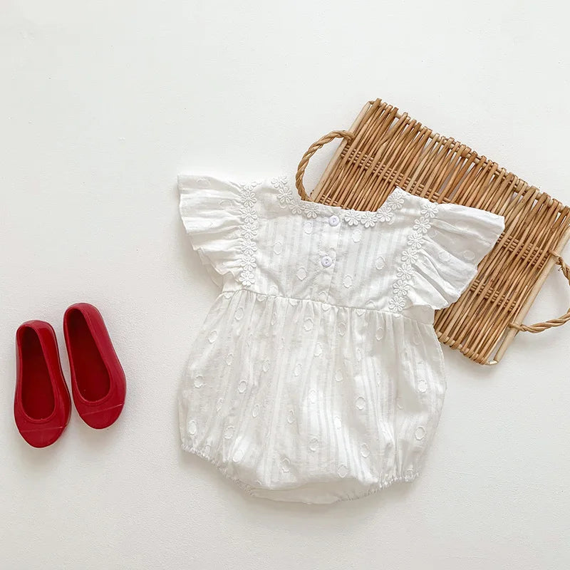 Romper Campo de Flores 🌼 Bordado Artesanal 🌸 com Manga Bufante Delicada ✨ e Toque de Algodão Pura Vida ☁️ O Lookinho Fresquinho Que Sua Pequena Amará Para Brilhar com Muita Luz e Estilo no Verão ☀️
