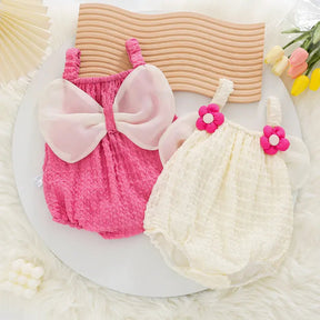 Lookinho Romper Fashion ☁️🌺 com  Textura Pipoca Aconchegante 🥰 Detalhes Florais Encantados 🌼 e um Laço Fadinha Fofa 🎀 💫