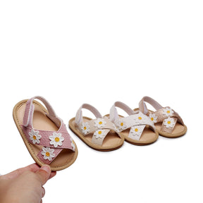 Trendsetter Mirim 💫 Sandália Daisy Doce Jardim Encantado 🌷 O Toque de Brilho e Fofura Para o Lookinho Mais Fashion da Sua Pequena Diva ✨💖