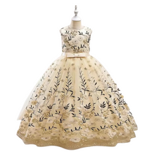 Vestido Ketlen Royal Princesa 👸💎 em Tule Bordado 🌸 com Faixa de Cetim 🎀 e Detalhe Floral Metalizado ✨