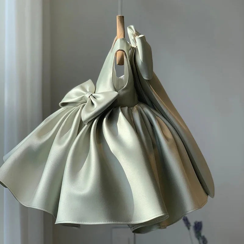 Lookinho Glamour Puro 🌟 Vestido Com Laço Magnífico 🎀 nas Costas e Caimento Impecável - Para os Momentos Mais Especiais e Memoráveis da Sua Filha! 👑🕊️