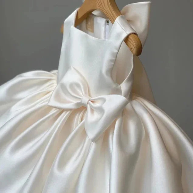 Lookinho Glamour Puro 🌟 Vestido Com Laço Magnífico 🎀 nas Costas e Caimento Impecável - Para os Momentos Mais Especiais e Memoráveis da Sua Filha! 👑🕊️