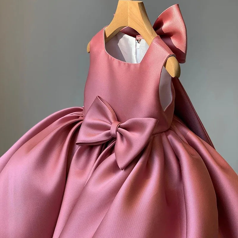 Lookinho Glamour Puro 🌟 Vestido Com Laço Magnífico 🎀 nas Costas e Caimento Impecável - Para os Momentos Mais Especiais e Memoráveis da Sua Filha! 👑🕊️