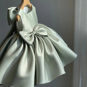 Lookinho Glamour Puro 🌟 Vestido Com Laço Magnífico 🎀 nas Costas e Caimento Impecável - Para os Momentos Mais Especiais e Memoráveis da Sua Filha! 👑🕊️