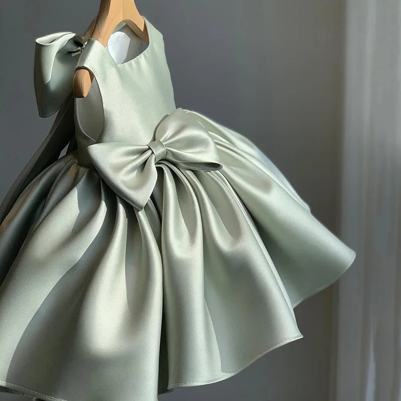 Lookinho Glamour Puro 🌟 Vestido Com Laço Magnífico 🎀 nas Costas e Caimento Impecável - Para os Momentos Mais Especiais e Memoráveis da Sua Filha! 👑🕊️