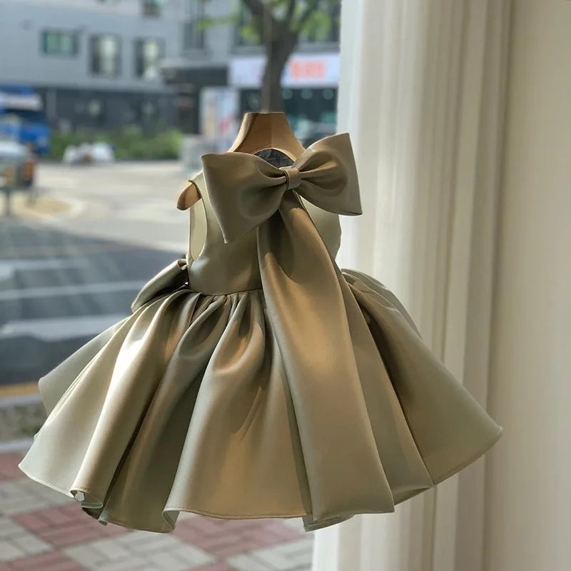 Lookinho Glamour Puro 🌟 Vestido Com Laço Magnífico 🎀 nas Costas e Caimento Impecável - Para os Momentos Mais Especiais e Memoráveis da Sua Filha! 👑🕊️
