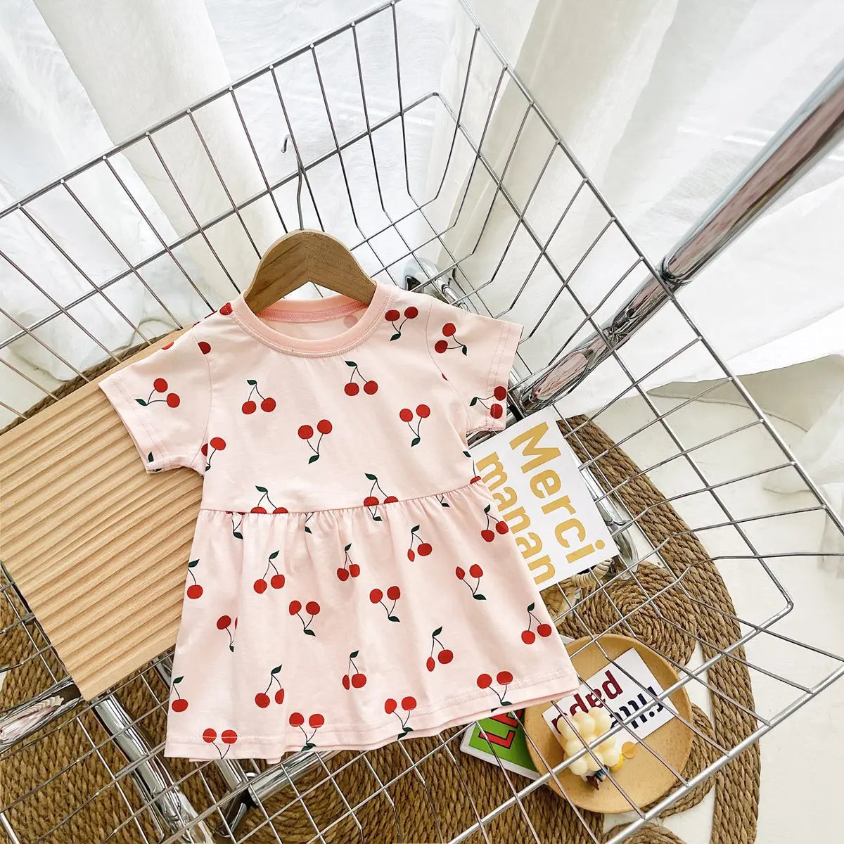 Essencial Verãozinho ☀️ Vestido Babadinho Delicado e Manga Curta Que Traz Conforto e Estilo Para Sua Pequena Brilhar em Qualquer Lugar! ✨💖