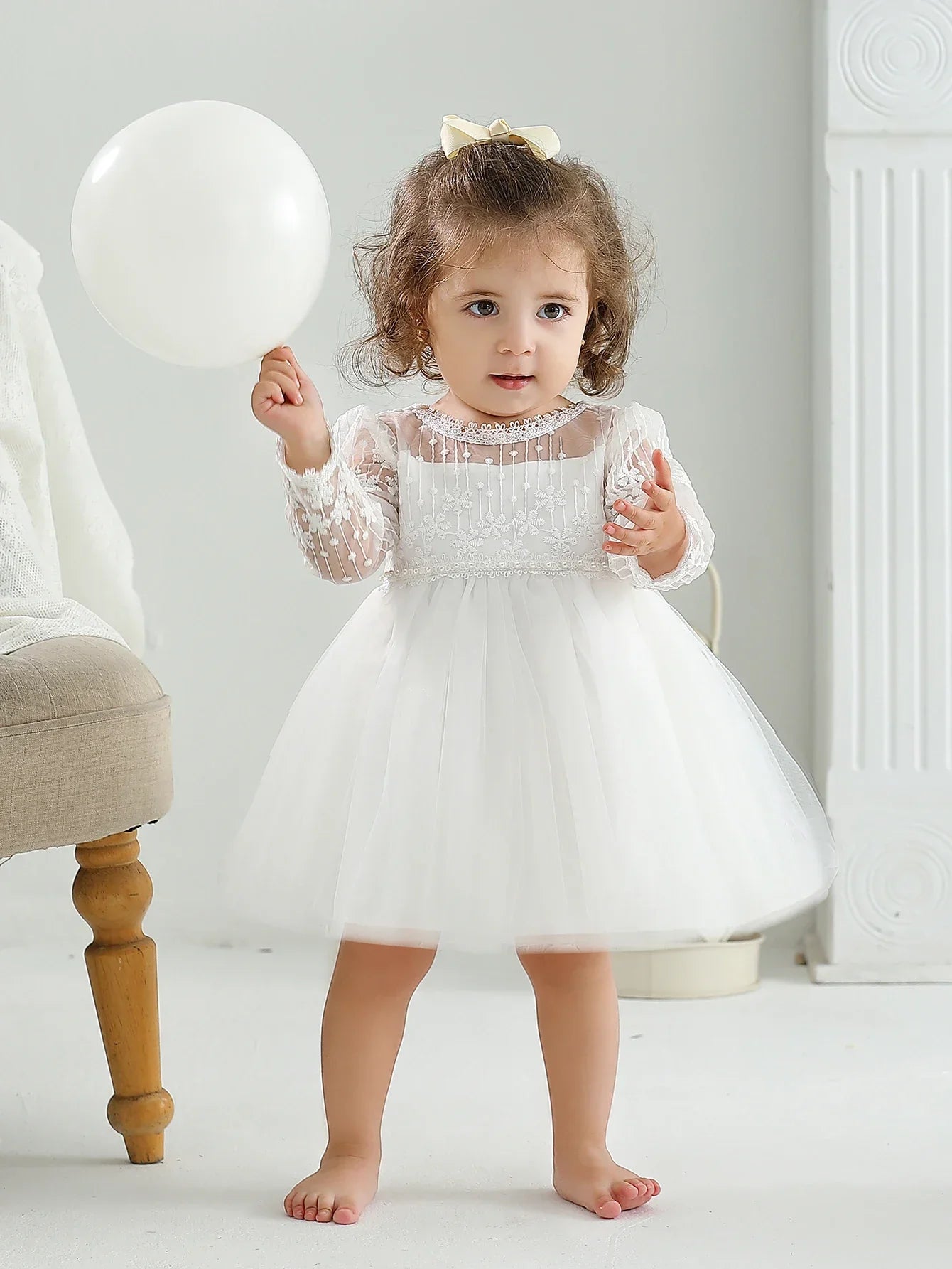 Lookinho Encanto Celestial ☁️ Vestido de Gala com Detalhes Delicados e Saia Volumosa Para a Sua Mini Diva Ser a Estrela Mais Linda em Batizados e Cerimônias Especiais! 💫🌸