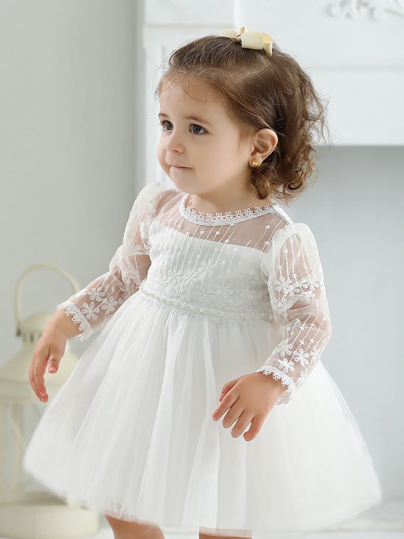 Lookinho Encanto Celestial ☁️ Vestido de Gala com Detalhes Delicados e Saia Volumosa Para a Sua Mini Diva Ser a Estrela Mais Linda em Batizados e Cerimônias Especiais! 💫🌸