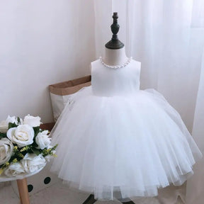 Peça Essencial Glamour Kids 💖 Vestido Com Laço Extra Grande e Pérolas Finas Que Deixam Sua Filha Deslumbrante e Preparada Para Marcar Presença com Muito Estilo! 👑💍