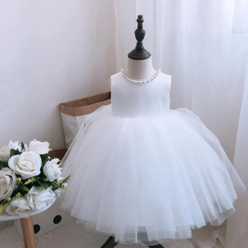 Peça Essencial Glamour Kids 💖 Vestido Com Laço Extra Grande e Pérolas Finas Que Deixam Sua Filha Deslumbrante e Preparada Para Marcar Presença com Muito Estilo! 👑💍