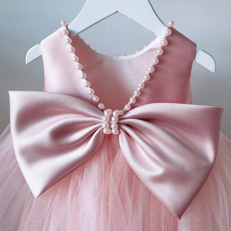 Peça Essencial Glamour Kids 💖 Vestido Com Laço Extra Grande e Pérolas Finas Que Deixam Sua Filha Deslumbrante e Preparada Para Marcar Presença com Muito Estilo! 👑💍