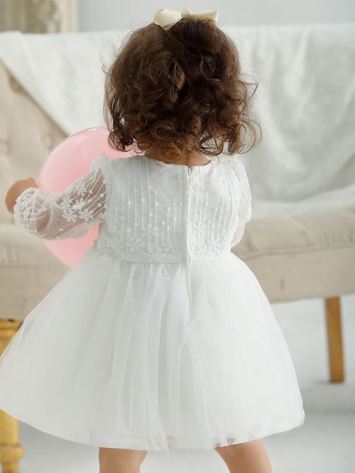 Lookinho Encanto Celestial ☁️ Vestido de Gala com Detalhes Delicados e Saia Volumosa Para a Sua Mini Diva Ser a Estrela Mais Linda em Batizados e Cerimônias Especiais! 💫🌸