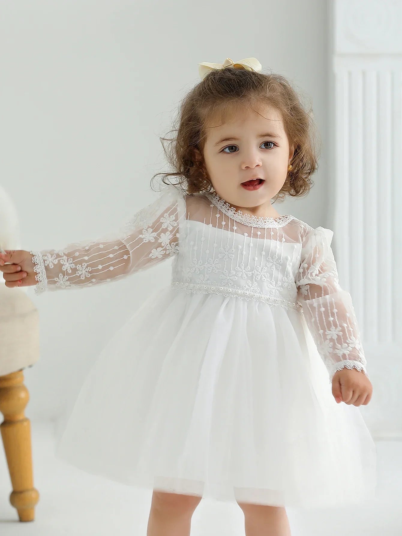 Lookinho Encanto Celestial ☁️ Vestido de Gala com Detalhes Delicados e Saia Volumosa Para a Sua Mini Diva Ser a Estrela Mais Linda em Batizados e Cerimônias Especiais! 💫🌸