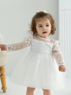 Lookinho Encanto Celestial ☁️ Vestido de Gala com Detalhes Delicados e Saia Volumosa Para a Sua Mini Diva Ser a Estrela Mais Linda em Batizados e Cerimônias Especiais! 💫🌸