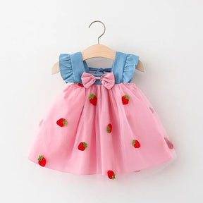 Vestido Doçura Campestre 🍓🌾 Com Moranguinhos Bordados a Ponto Cheio de Carinho e Um Toque de Primavera 🥰✨