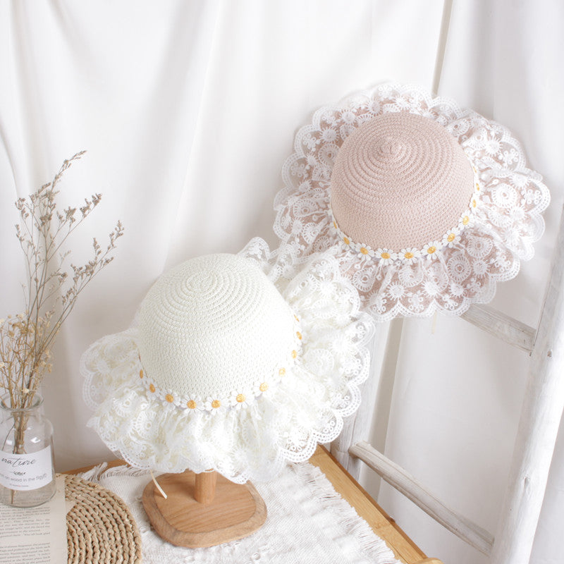 Chapéu Sonho de Verão ✨ da Mini Princesa 👑 com Renda Encantada 🎀 e Margaridas do Campo 🌼 Para um Lookinho Super Fofo e Fashion!