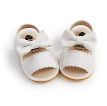 A Boneca mais Estilosa com o Laço Perfeito 🎀 Lookinho de Princesa para Pezinhos Mágicos ✨ Sandália Trend Total 🥰
