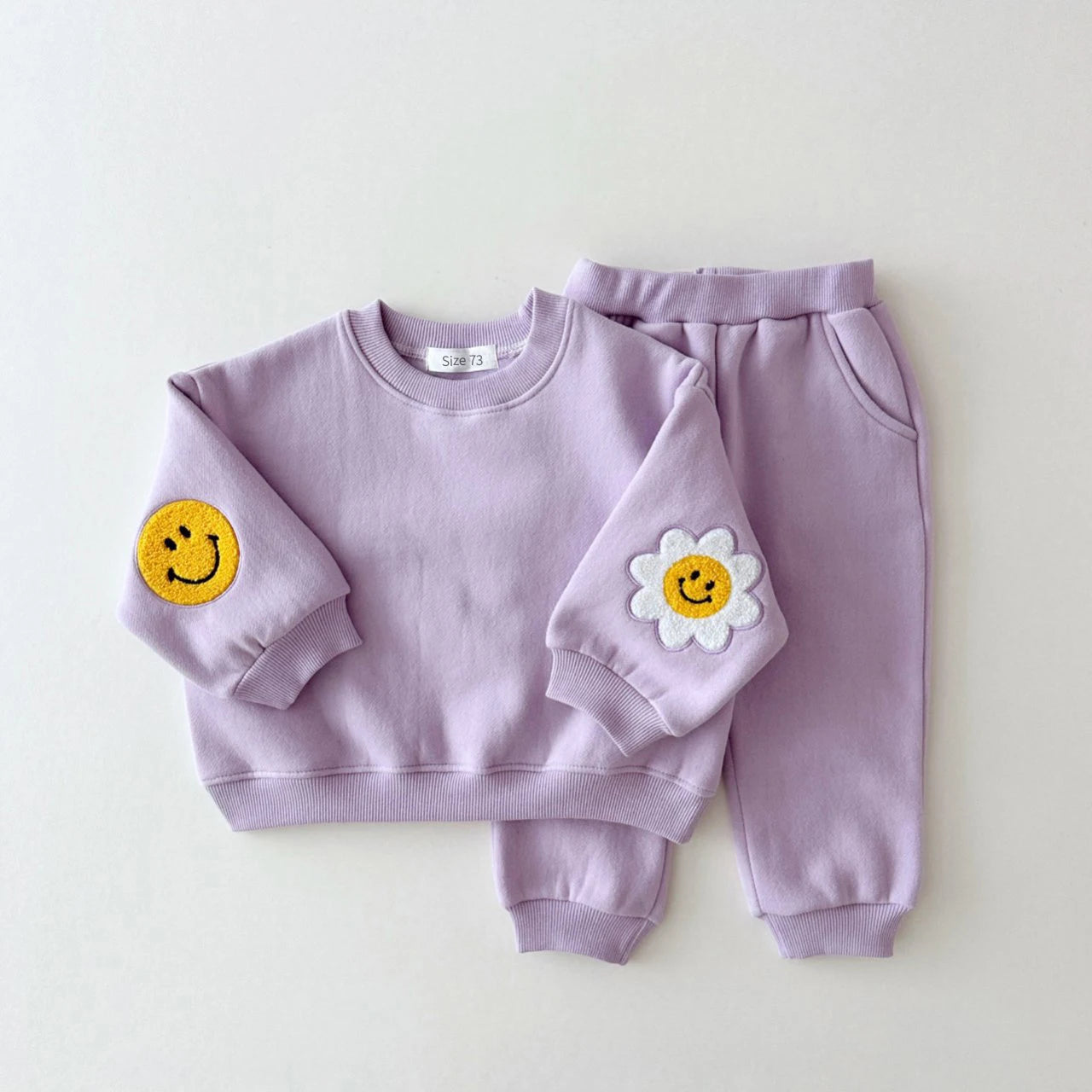 💖 Conjunto Estilo Comfy Moletom Sarinha 🌸 Tendência que Une Conforto e Charme para Todas as Mini-Fashionistas! ✨