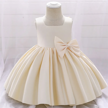 Lookinho Glamour Puro 🌟 Vestido Com Laço Magnífico 🎀 nas Costas e Caimento Impecável - Para os Momentos Mais Especiais e Memoráveis da Sua Filha! 👑🕊️