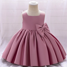 Lookinho Glamour Puro 🌟 Vestido Com Laço Magnífico 🎀 nas Costas e Caimento Impecável - Para os Momentos Mais Especiais e Memoráveis da Sua Filha! 👑🕊️