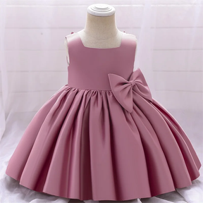Lookinho Glamour Puro 🌟 Vestido Com Laço Magnífico 🎀 nas Costas e Caimento Impecável - Para os Momentos Mais Especiais e Memoráveis da Sua Filha! 👑🕊️