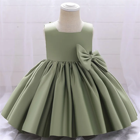 Lookinho Glamour Puro 🌟 Vestido Com Laço Magnífico 🎀 nas Costas e Caimento Impecável - Para os Momentos Mais Especiais e Memoráveis da Sua Filha! 👑🕊️